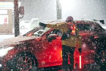 Kantei_Saigai's tweet image. 【大雪への対応】
国土交通省など関係省庁が現地で除雪作業やインフラ確認を実施中です。昨日の関係閣僚会議を踏まえ、政府を挙げて、国民の皆様の命と暮らしを守るため大雪対応を進めています。（写真提供：国土交通省）