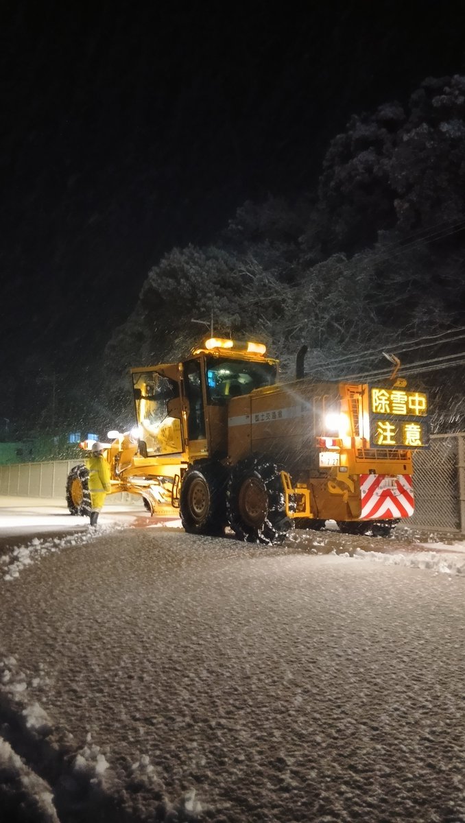 Kantei_Saigai's tweet image. 【大雪への対応】
国土交通省など関係省庁が現地で除雪作業やインフラ確認を実施中です。昨日の関係閣僚会議を踏まえ、政府を挙げて、国民の皆様の命と暮らしを守るため大雪対応を進めています。（写真提供：国土交通省）
