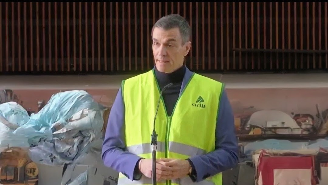 lapaseata's tweet image. #Conversacionesenelandamio  

¿Dónde está Pedro Sánchez? Por @Sr_Gomez_   Francisco Gómez Valencia para #LaPaseata  

lapaseata.net/2026/01/22/don…

«Obviamente escondido. Quienes están soportando el chaparrón son aquellos que ya están amortizados. Puente, Marlaska y Montero son…