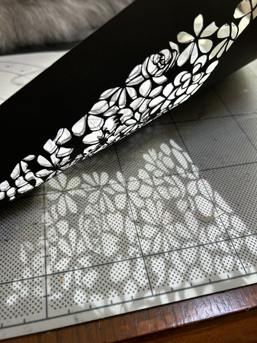 太陽の光できれいな影が落ちました
花のところは切り終わり、いまから大事なところを切るんだけど、失敗しそうだからちょっと休憩
はちみつ紅茶を飲んでます。甘くて美味しい