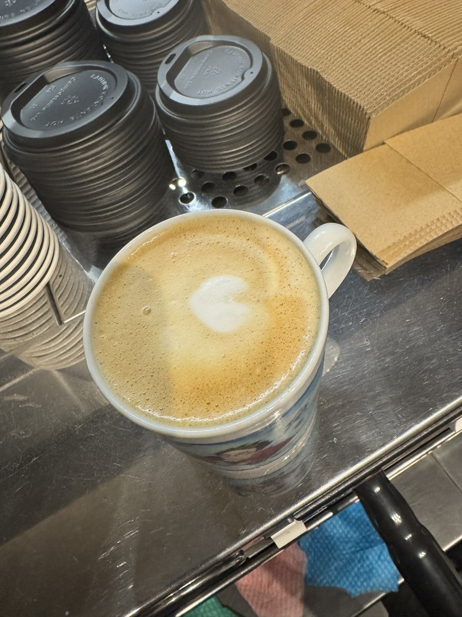 Good morning 🌅 

Cute little heart on my morning coffee at work today! 

Hope you all have a great Thursday! 🤍