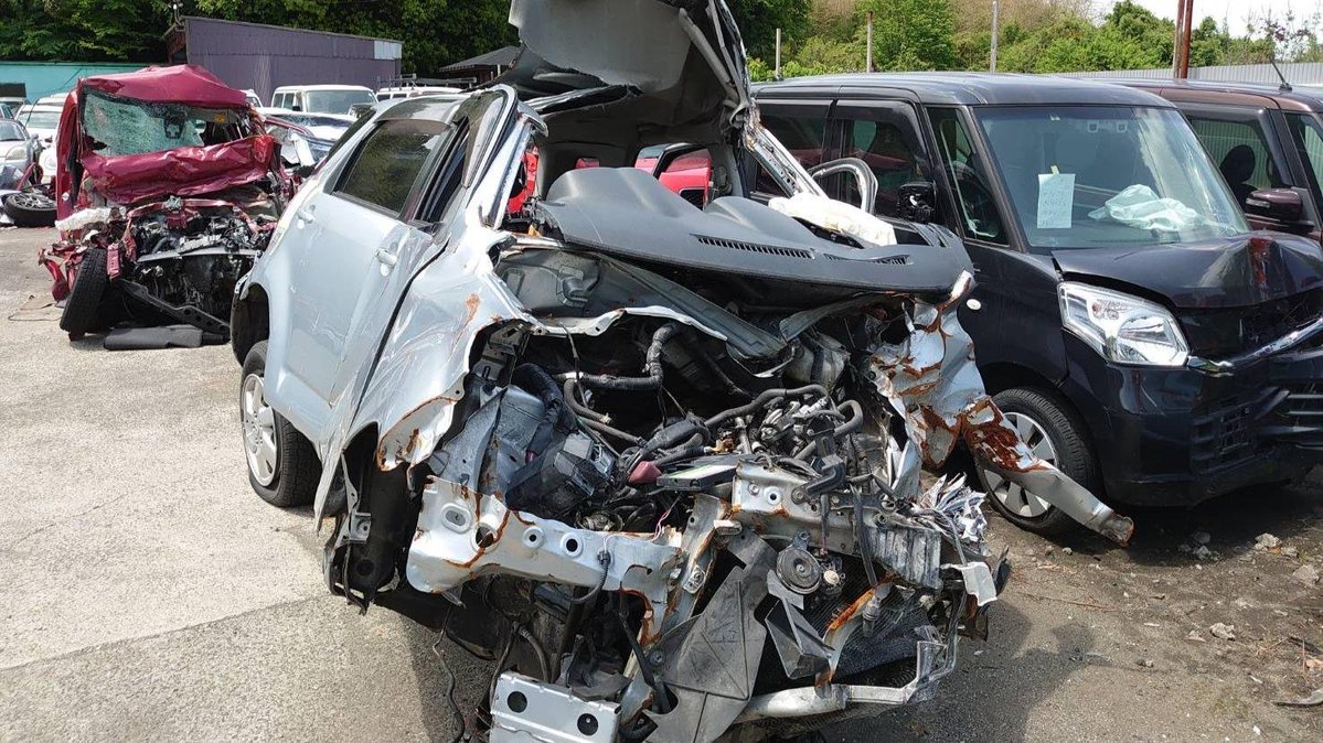 シートベルトが引き千切れ被害者は即死した。

ハイビームの照射距離は約100m
時速194kmの停止距離は200m以上
平塚浩司裁判長は安全に回避できるらしいので、実演して見せろよ。
#平塚浩司 

←殺人者（玉田康陽）BMW 2シリーズ クーペ
→被害者（小柳憲さん）トヨタ ラッシュ