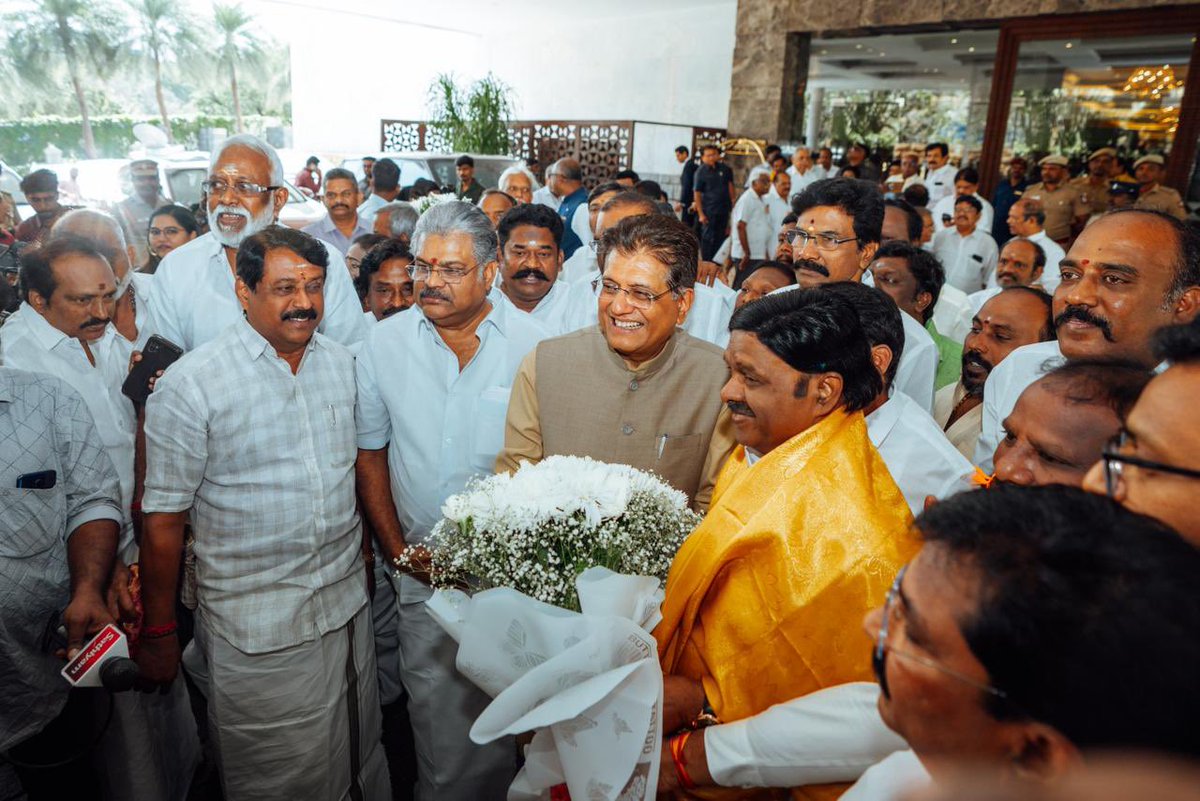 NainarBJP's tweet photo. இன்றைய தினம் சென்னையில் நம் NDA கூட்டணியில் உள்ள தமிழ் மாநில காங்கிரஸ் கட்சியின் தலைவர் திரு. @GK__Vasan அவர்கள் மற்றும் புதிய நீதி கட்சியின் தலைவர் திரு. @DrACSofficial அவர்கள் 2026 சட்டமன்றத் தேர்தலுக்கான தேர்தல் பொறுப்பாளர் மற்றும்  மத்திய வர்த்தகம்,தொழில் மற்றும் பொது விநியோகத் துறை அமைச்சர் மாண்புமிகு @PiyushGoyal அவர்களையும் என்னையும் மரியாதை நிமித்தமாக சந்தித்து உரையாடினர்.