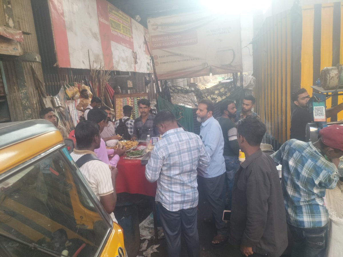 MajarkhanP's tweet photo. @ThaneCityPolice  @KDMCOfficial  कल्याण पश्चिम रेल्वे स्टेशन परिसरातील रस्त्यावर बेकायदेशीर फेरीवाले/स्टॉलधारकांवर दररोज कारवाई करण्याबाबत. नागरिकांना चालण्यासाठी खूप त्रास होत आहे वरतून यांची दादागिरी सुद्धा असते.कारवाही करावी 🙏🙏🙏 https://t.co/lcA28Ptclj