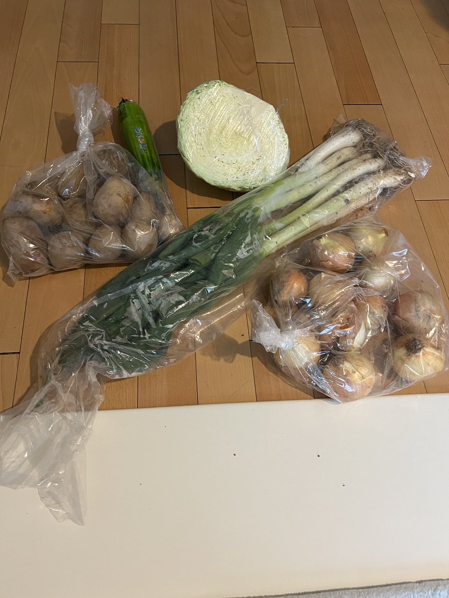 엄마가 친구들 알려주래요 
1,000원에 은근 싱싱한 야채 사는법 : [식명관]에서 산다 
sikmyeong.com/goods/goods_ma…
(요즘 엄마들 사이에서 유행인 거 같아요)

왜 저렴하나 찾아보니 [식명관] 에서 맛과 신선도에는 문제가 없지만, 크기와 모양 때문에 상품성 기준에서 제외된 채소들을 저렴하게 판다고