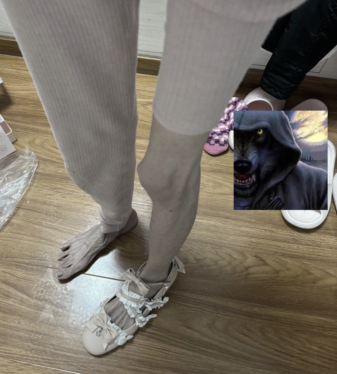 foodlov2000's tweet image. bc //my room is not cleaned😓