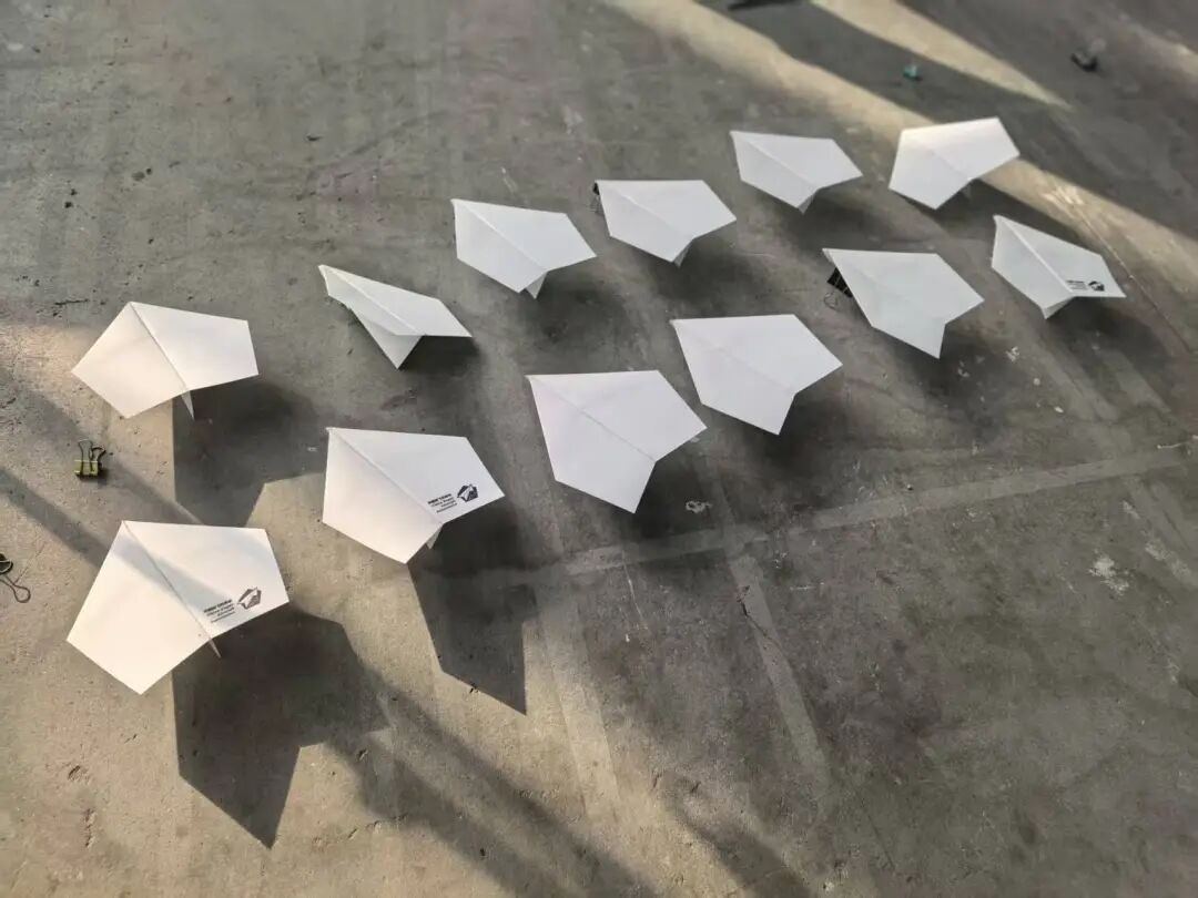 BeijingEvening's tweet image. 98.43米！中国少年用一张纸，飞出世界纪录！
98.43 metres! Six Chinese teenagers set a new Guinness World Record for paper airplane flight distance at the Shanghai Automobile Exhibition Centre. #GuinnessWorldRecord