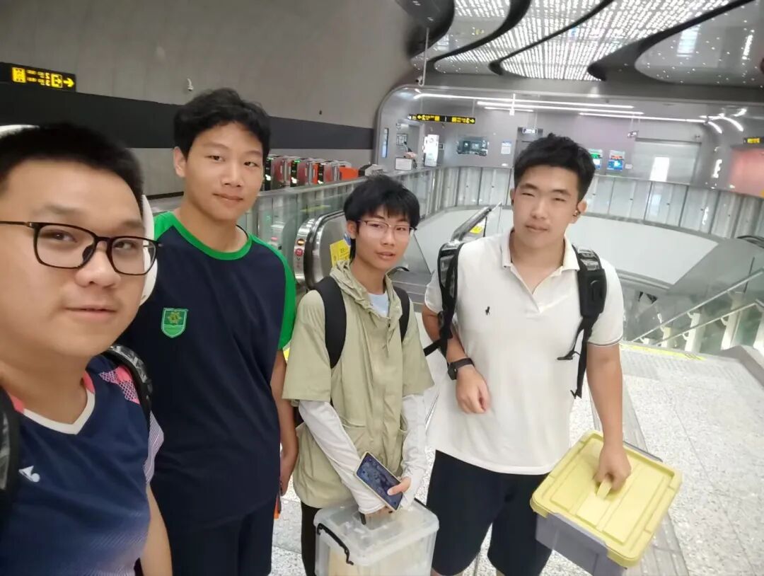 BeijingEvening's tweet image. 98.43米！中国少年用一张纸，飞出世界纪录！
98.43 metres! Six Chinese teenagers set a new Guinness World Record for paper airplane flight distance at the Shanghai Automobile Exhibition Centre. #GuinnessWorldRecord