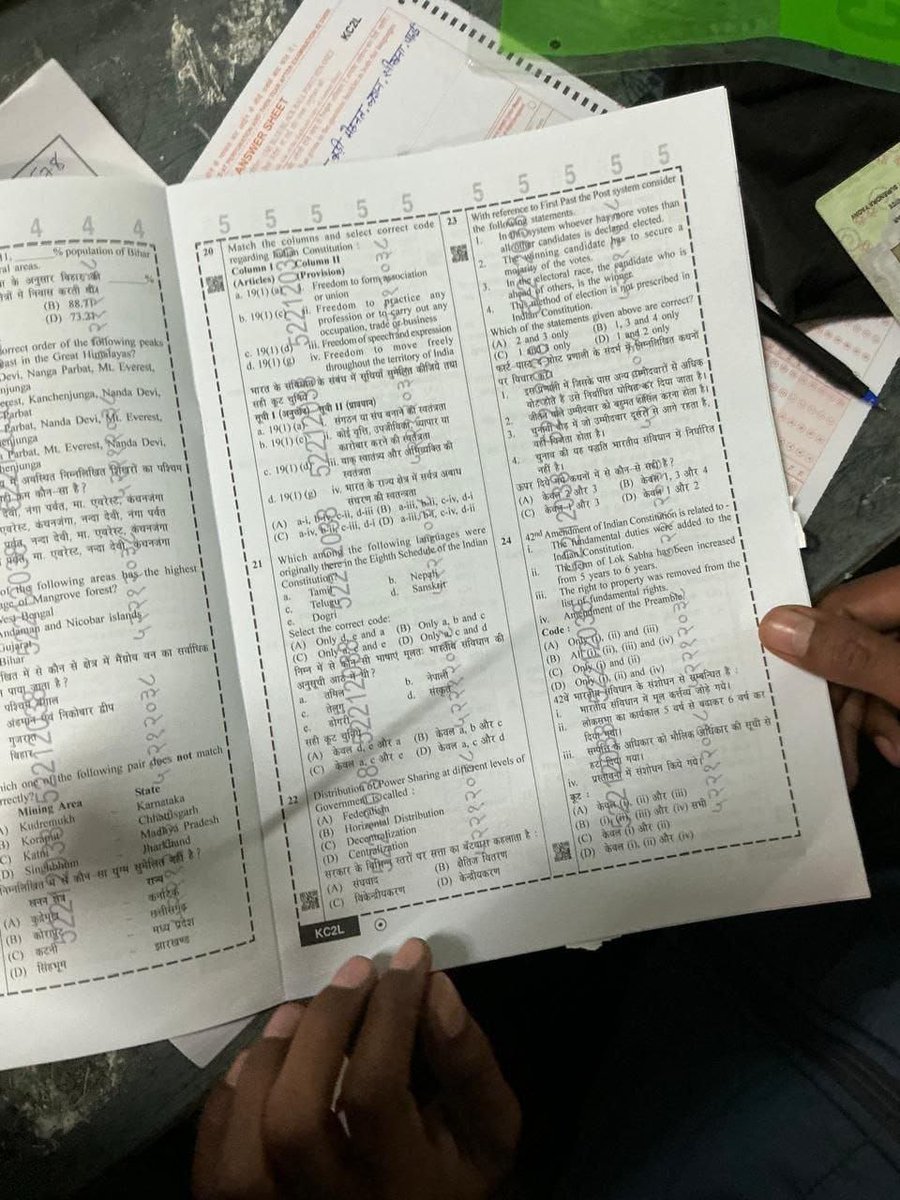 Im_Dev_K_Diggaj's tweet photo. @CivilsNetwork ए लोग officialy que paper and omr sheet kyu nahi देते #bihar_daroga_viral https://t.co/RUtnmvrj2T