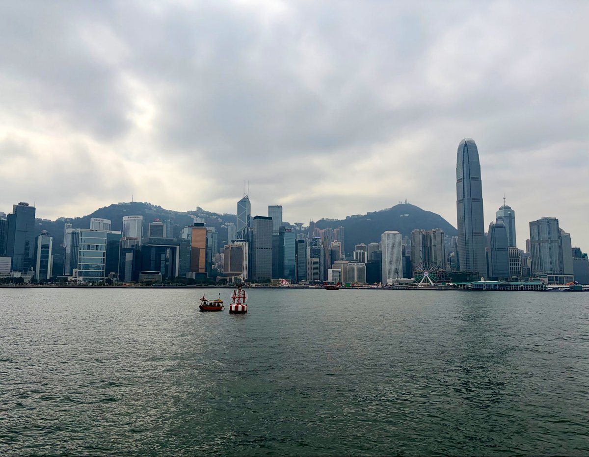 OntheRoadAJ's tweet image. Four staples for every trip to #HongKong

👀 Kowloon skyline from Hong Kong 
👀 Hong Kong skyline from Kowloon
🍽️ Warm custard tarts for breakfast 
🥢 Tim Ho Wan buns for lunch

#travel #foodie 

Tip: If not in a harbour view hotel room, an easy way to cover first two is to ride