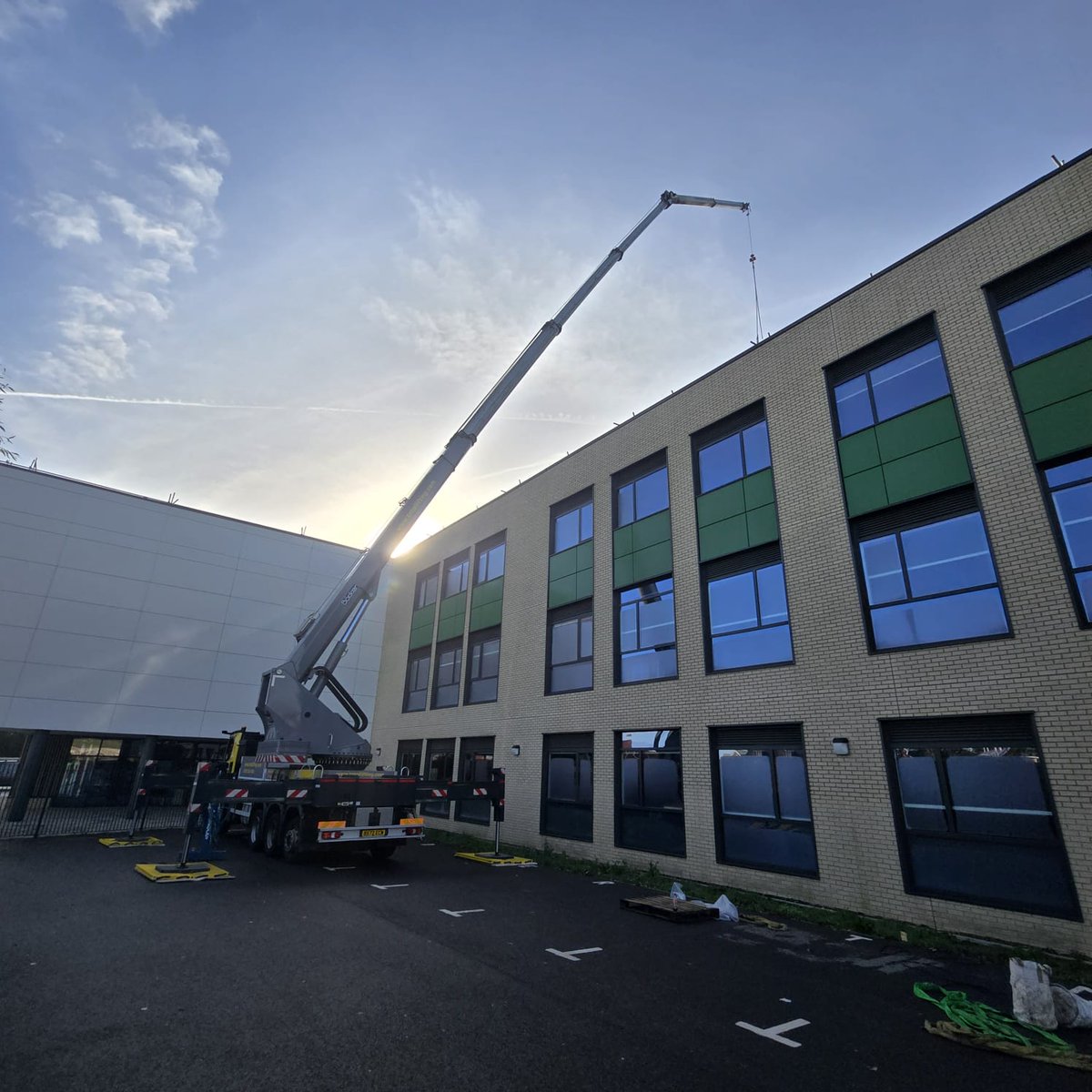 TotalLifting's tweet photo. Not sure if you'd need an AK52? Let us explain!

👍 Maximum payload is 12 tonnes
👍 An extension of 52 meters
👍 Maintains skill and versatility
👍 Lastly, we have TWO 😎

Here she is positioning solar technology onto a roof in order to benefit from greener energy 🌿 https://t.co/AWuxYVXg2x
