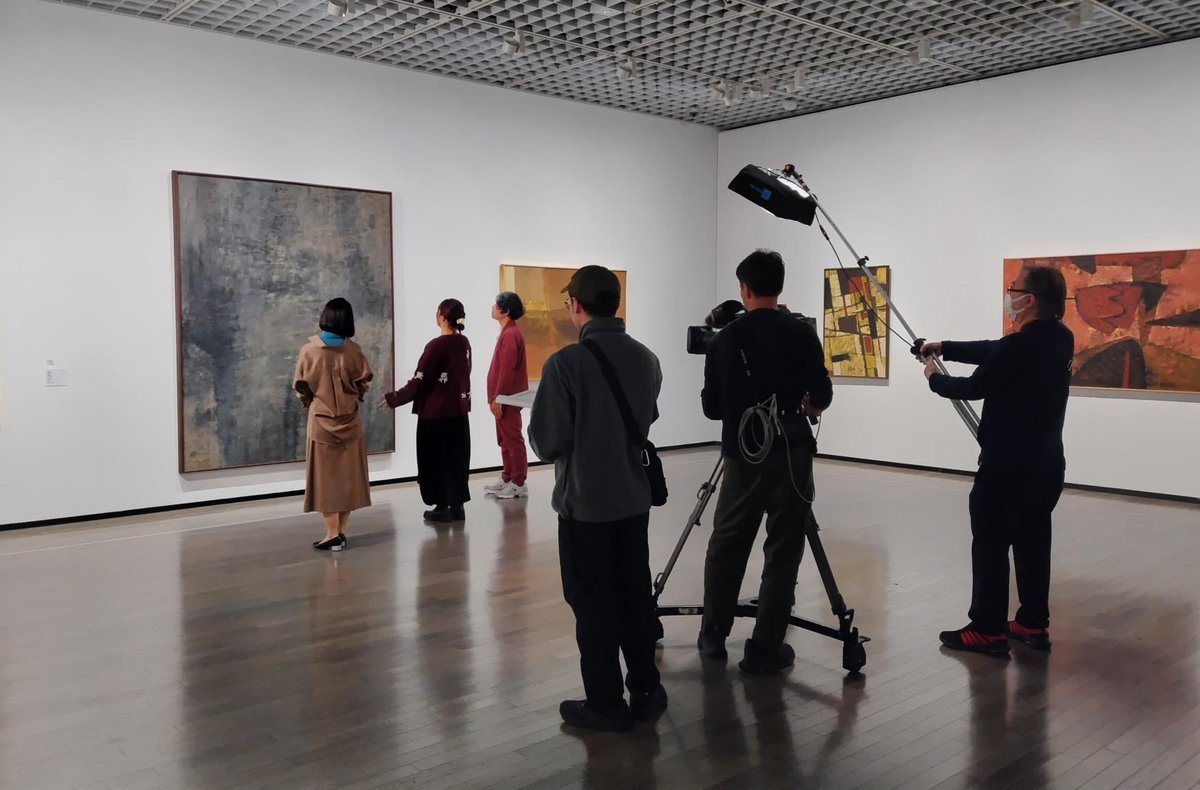MOMAT_museum's tweet image. アンチ・アクション展が #日曜美術館 で紹介されます。
彼女たちの物語を掘り起こし、戦後の美術史を新たな視点で読み直す内容は必見です！
是非ご覧ください👀

📺NHK Eテレ 「日曜美術館」忘れ去られた彼女たち〜知られざる前衛との遭遇〜　
1月25日(日)午前9:00

※写真は当館で収録中の様子