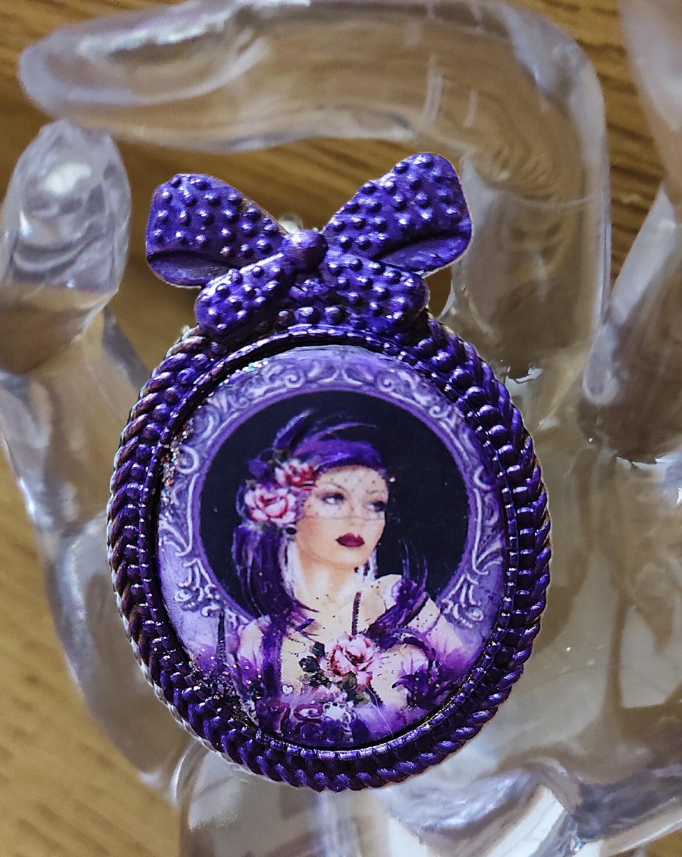 Broche Anaïs femme des années folles avec la tour Eifel, souvenir du Paris des années 1920 en violet, cadeau Saint Valentin etsy.me/3Zpl3QF via <a href="/Etsy/">Etsy</a> 
REMISE ST VALENTIN 30 %
frenchjewelryvintage.etsy.com/listing/443729…