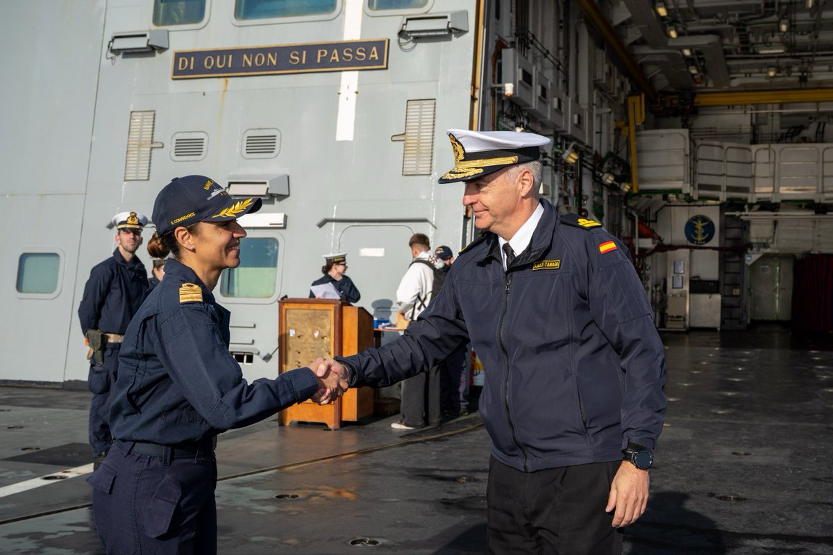 ItalianNavy's tweet image. “Buen viento y mejor mar”.
Il Contrammiraglio Antonio Tánago, comandante dell’#ExpeditionaryGroup della @Armada_esp, ha fatto visita all’equipaggio di nave #Alpino in sosta logistica a #Rota.
La fregata italiana, ha ripreso poi la sua navigazione nell’Oceano Atlantico dove