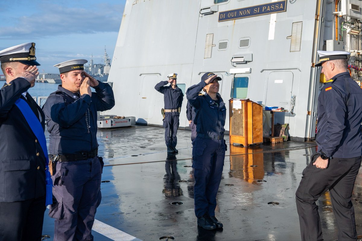 ItalianNavy's tweet image. “Buen viento y mejor mar”.
Il Contrammiraglio Antonio Tánago, comandante dell’#ExpeditionaryGroup della @Armada_esp, ha fatto visita all’equipaggio di nave #Alpino in sosta logistica a #Rota.
La fregata italiana, ha ripreso poi la sua navigazione nell’Oceano Atlantico dove