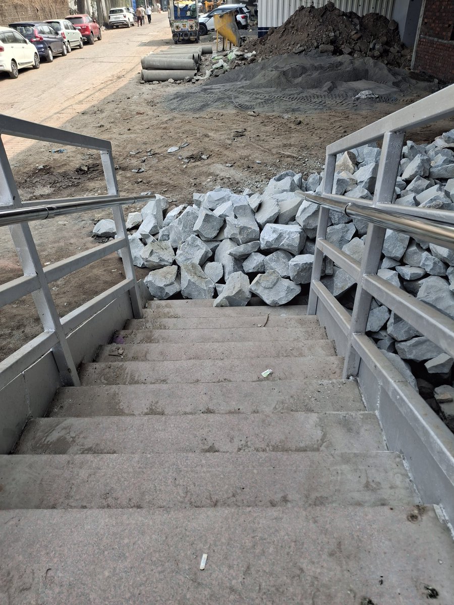 GalaRashmi's tweet photo. What a harrezment by BMC complisition of SINDOOR brigade, still FOB is not operational after 8  months.
Entery of FOB is totally obstructed by your contractor.
@mybmc @mybmcWardB @CMOMaharashtra @Dev_Fadnavis https://t.co/ONjUlgDgJk