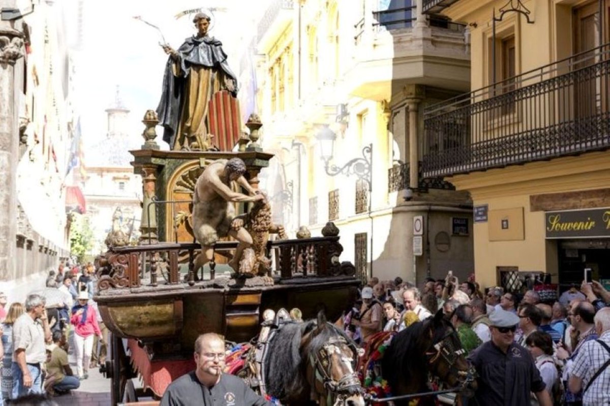 AjuntamentVLC's tweet image. 🔶 Hui és el dia del patró de #València  #SantVicent Màrtir ✝️

⚫ Recorda que, pel dol oficial per l'accident ferroviari d'#Adamuz, no hi ha mascletà🧨ni desfilada del🧵Gremi de Sastres i Modistes i es manté la tradicional missa, la processó (11:30 h) i el Baptisme (12:00 h).