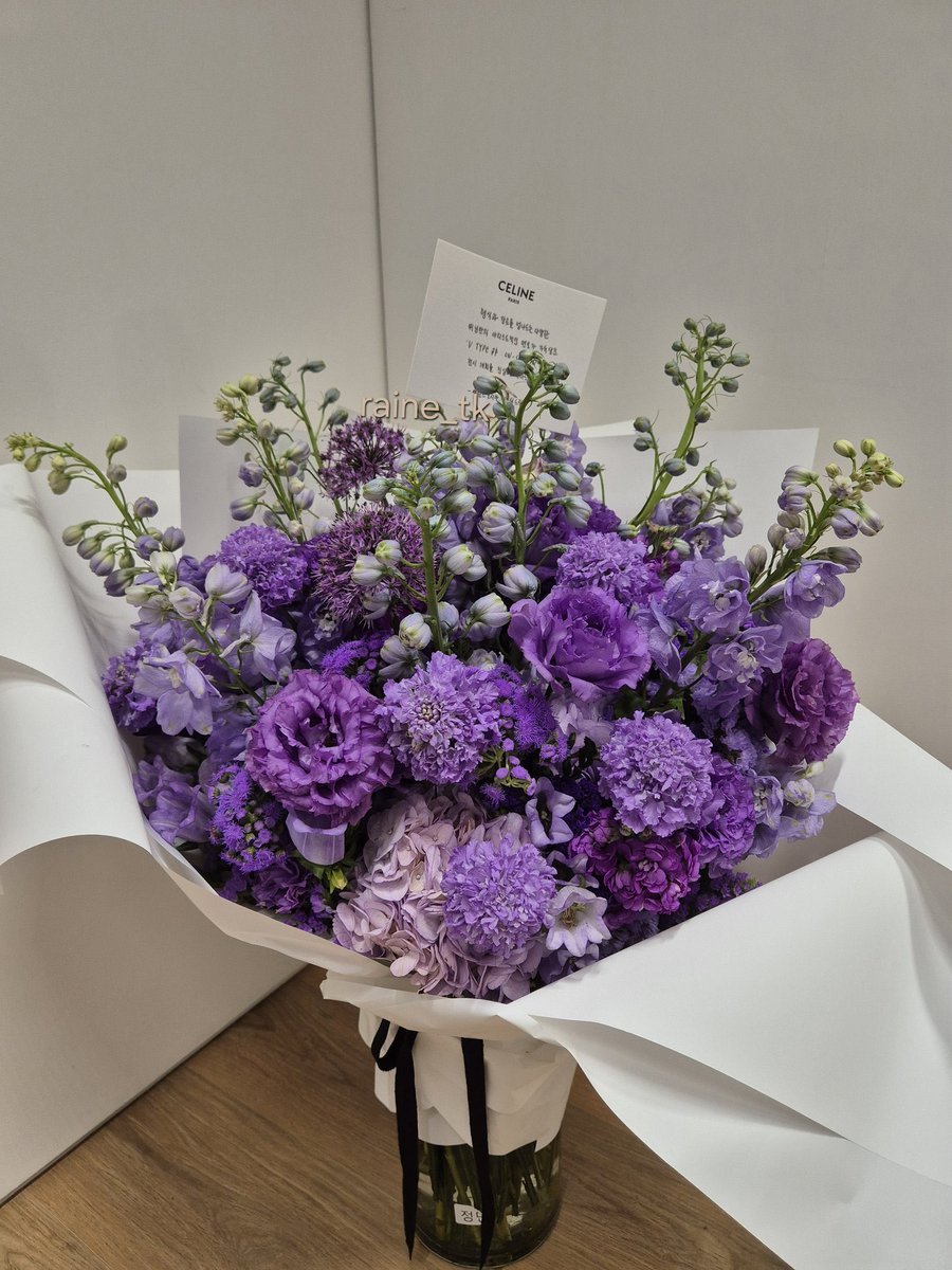 naver_taehyung's tweet image. Celine has sent congratulations bouquet to ‘V TYPE 非: ON-SITE IN SEOUL’ exhibition

“Transcending form and genre, we sincerely congratulate you on the diverse, uniquely-V artistic facets filled ‘V TYPE 非 : ON-SITE IN SEOUL’ exhibition opening!🤍
- Team Celine Korea”