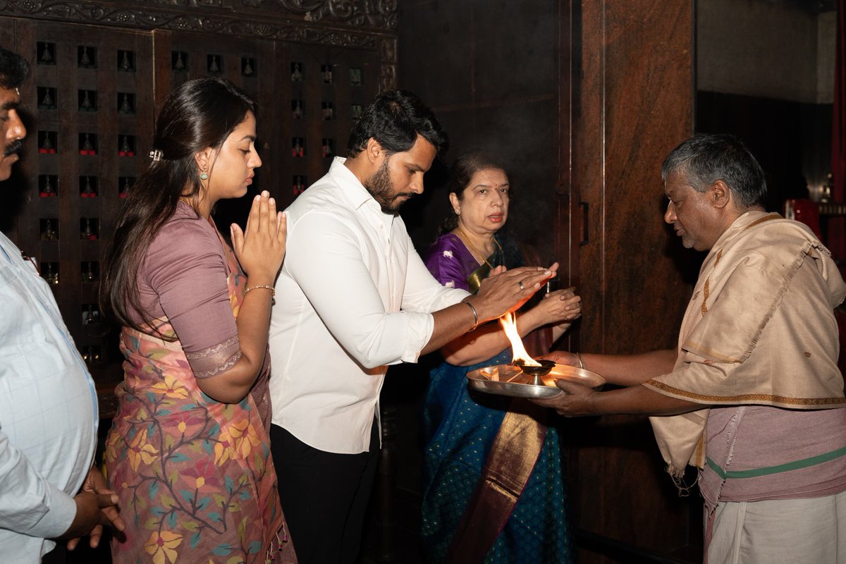 Nikhil_Kumar_k's tweet photo. ಜನ್ಮದಿನವಾದ ಇಂದು ಕುಟುಂಬ ಸಮೇತರಾಗಿ ಜೆ.ಪಿ ನಗರದಲ್ಲಿರುವ ಶ್ರೀ ತಿರುಮಲಗಿರಿ ಶ್ರೀ ಲಕ್ಷ್ಮೀ ವೆಂಕಟೇಶ್ವರ ದೇವಾಲಯಕ್ಕೆ ತೆರಳಿ, ವಿಶೇಷ ಪೂಜೆ ಸಲ್ಲಿಸಿ, ಸ್ವಾಮಿಯ ದರ್ಶನ ಪಡೆದು, ನಾಡಿನ ಕಲ್ಯಾಣಕ್ಕಾಗಿ ಪ್ರಾರ್ಥಿಸಲಾಯಿತು.

#ಶ್ರೀಲಕ್ಷ್ಮೀವೆಂಕಟೇಶ್ವರ https://t.co/A09L0WXVzO