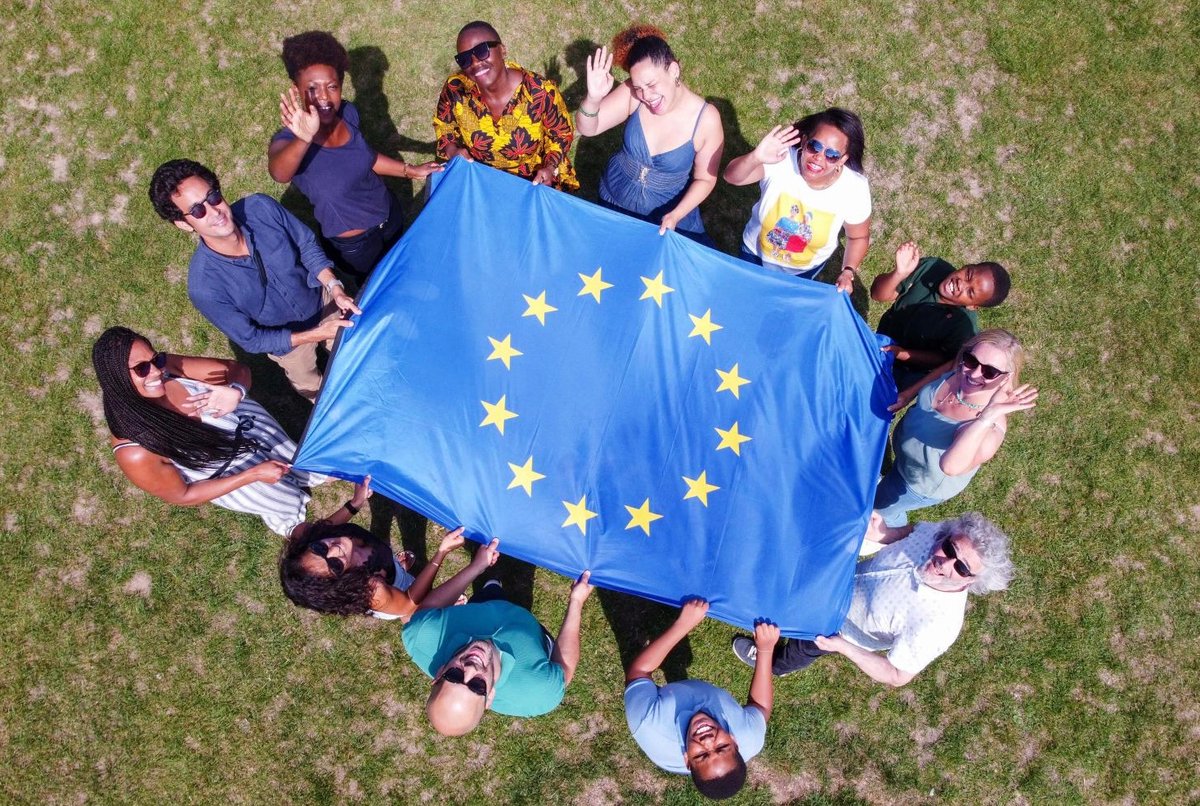 Der Élysée-Vertrag (1963) –der wichtigste bilaterale Vertrag des 20. Jh.– wird 63! Während das Völkerrecht mit Füßen getreten wird, hat die Idee von de Gaulle &amp; Adenauer nichts an Genialität verloren:
🇫🇷🇩🇪🇪🇺Jugendaustausch ist Friedens- &amp; Zukunftsarbeit! Für alle jungen Menschen.