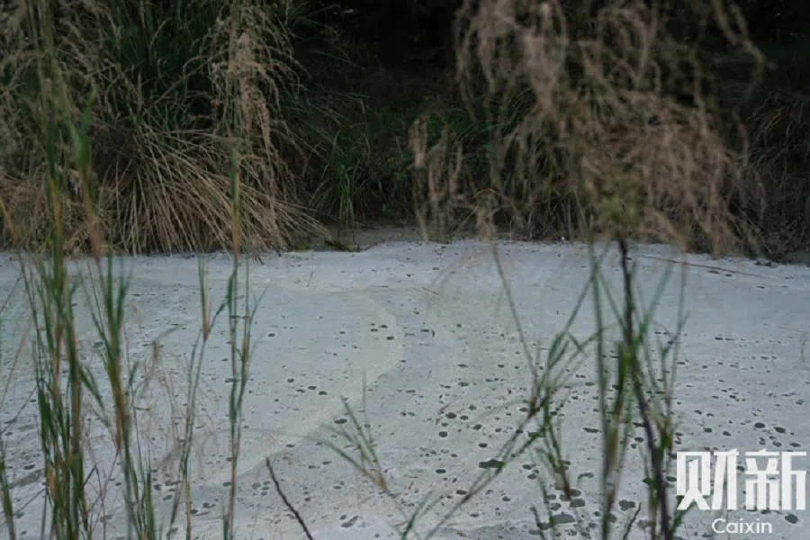 <a href="/GONOGO_Korea/">GONOGO</a> 장시성 간저우 뼈만 남은 산
산 정상에 구멍을 뚫고 황산암모늄같은 화학물질을 직접 주입해 희토류를 녹여내고 그걸 다시 지상으로 끌어올리는 방식
희토류 1톤 채취에 황산암모늄 7 투입
산도 뿐만 아니라 주변 강과 지하수도 오염시켜 볼모지가 되었으며, 중국 정부조차 일부 지역 복구 포기