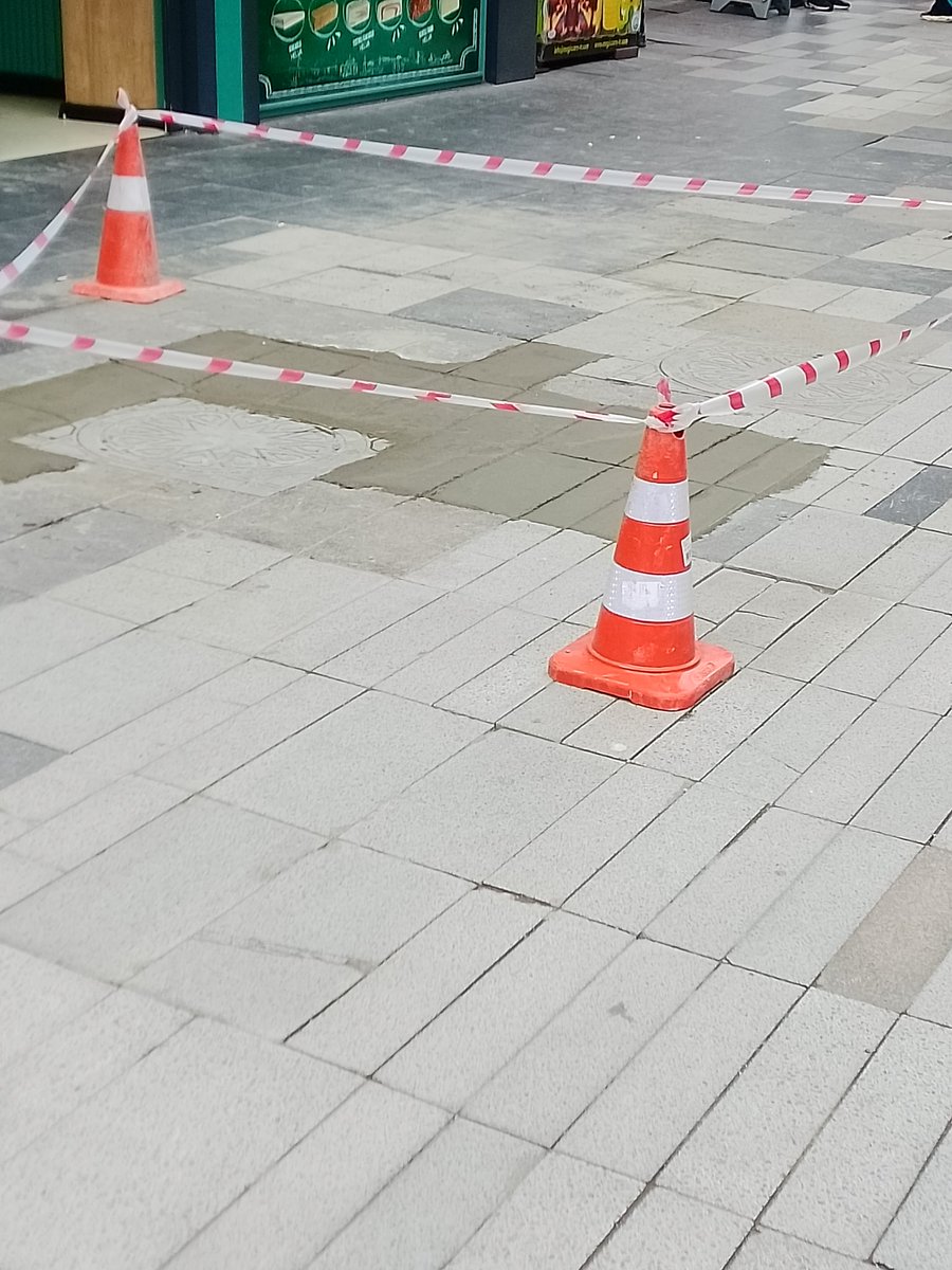 Şu rezalete bakarmisiniz ya şehrin göbeğinde parke taşı yerine beton dökülüyor <a href="/tbbiletisim/">TİKOM</a> hani nerde diye soruyordunuzya  konum uzun sokak
