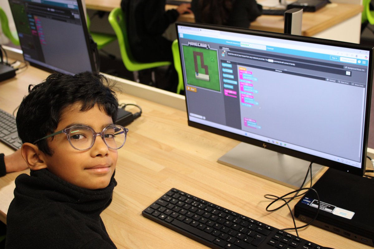 Mrs Harris tweet media