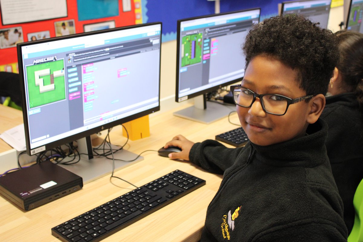 Mrs Harris tweet media