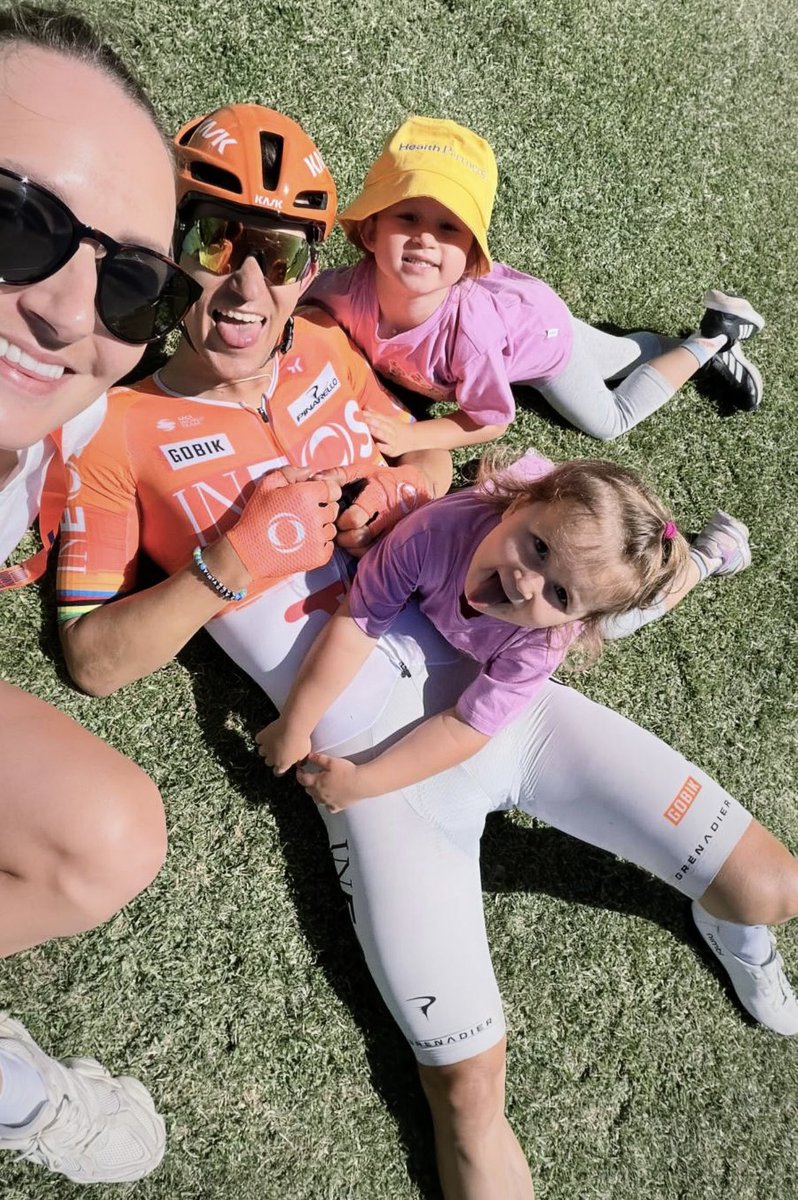 Family teamwork in Australia 🫶 <a href="/tourdownunder/">Santos Tour Down Under 🚴🚴‍♀️</a> 🇦🇺