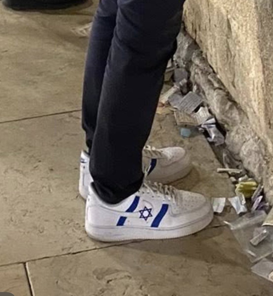 SuppressedNws1's tweet image. The Mayor of Miami Beach Florida has some interesting set of shoes, what the hell is that?