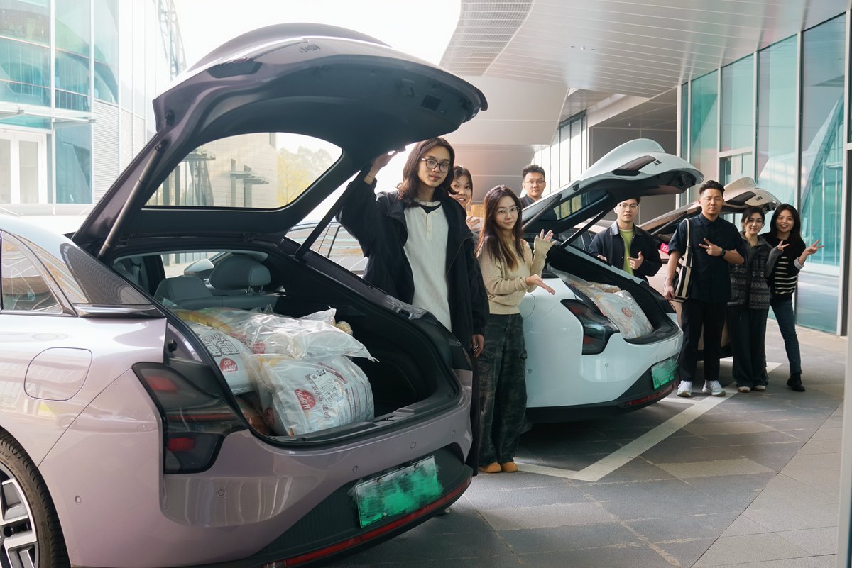 xiaopenghexpeng's tweet photo. It's freezing out, but kindness keeps us warm. After hearing about two retirees keeping a stray animal shelter with their pensions, the XPENG MONA convoy delivered 930 kg of pet food to help🐈 https://t.co/Q2CLogs11R