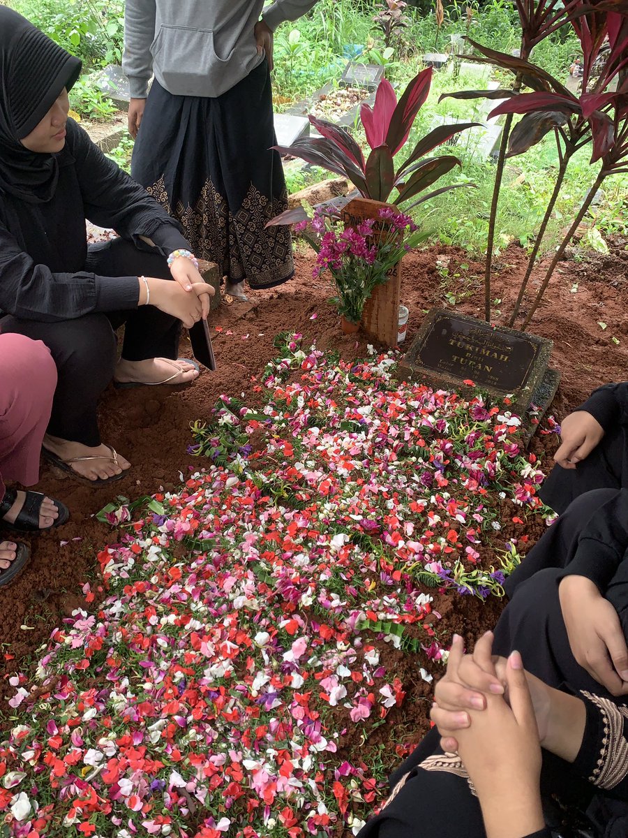 cottybotty's tweet image. dina sayang, sekarang udah ketemu sama ibu ya din. sedih banget din gua ternyata bisa liat lu pas lu udah gada :(