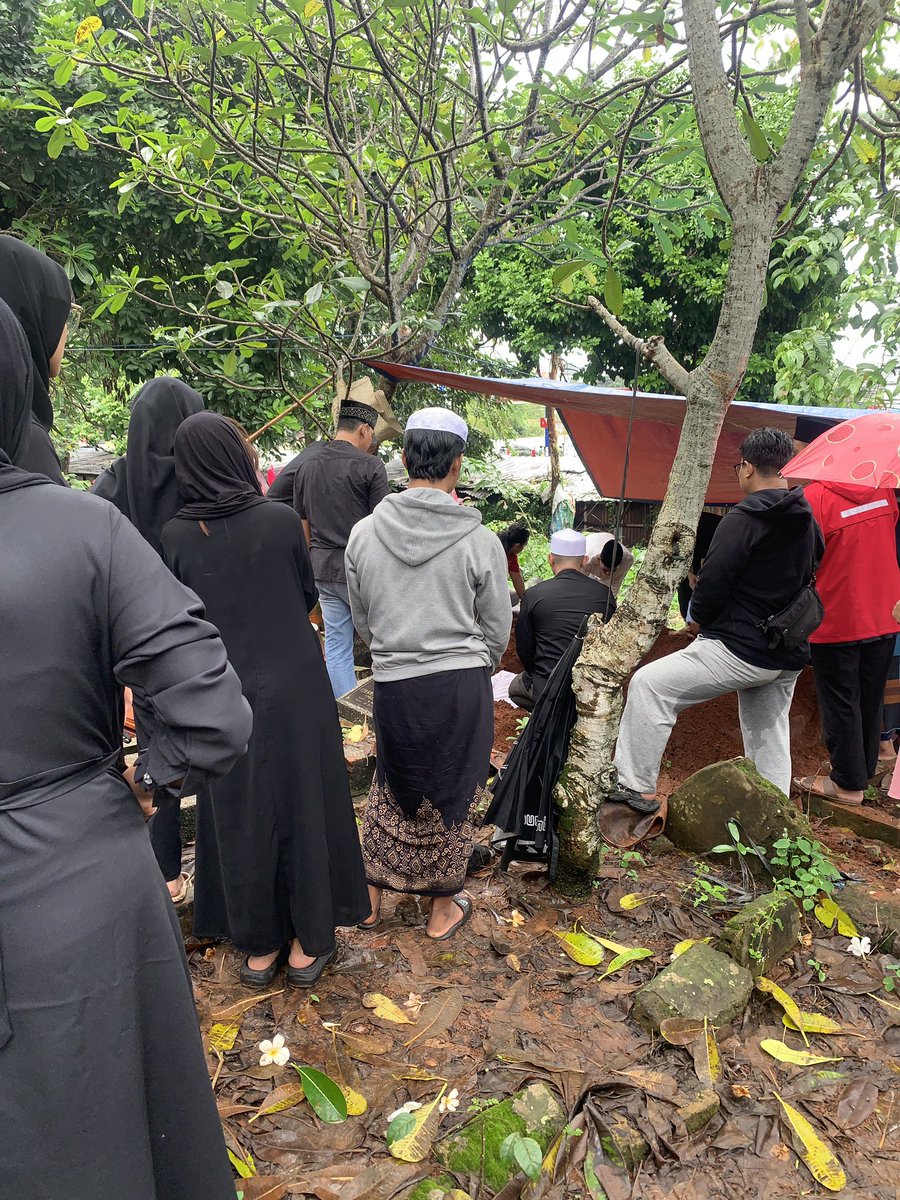 cottybotty's tweet image. dina sayang, sekarang udah ketemu sama ibu ya din. sedih banget din gua ternyata bisa liat lu pas lu udah gada :(