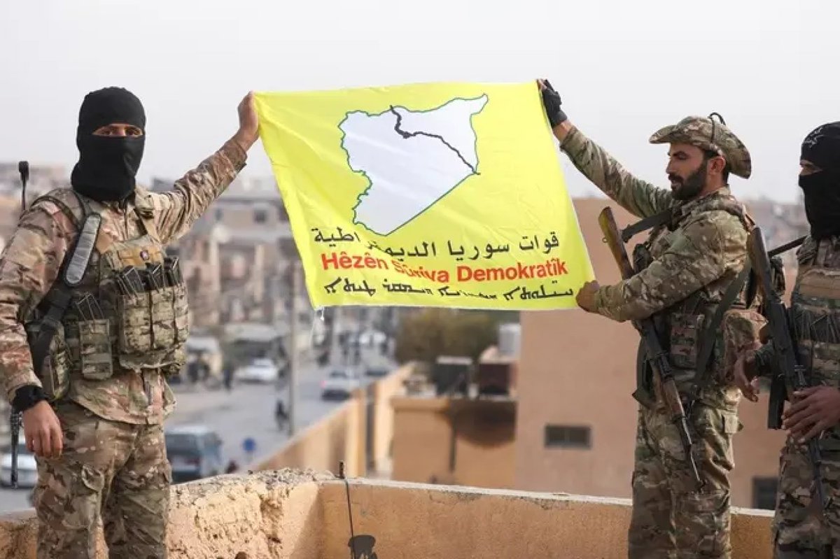 1
#قسد:

مستشار الرئيس الامريكي دونالد ترامب لشؤون الشرق الاوسط مسعد فارس بولص لصحيفة نيويورك بوست الامريكية:

اهم اسباب تخلينا عن قسد..
اولا: سيطرة حزب الPKK عليها بشكل شبه كامل وهو مصنف منظمة ارهابية حسب قوائم الحكومة الامريكية

ثانيا: على مدى. اربعةعشر عام كانت قيادات قسد ترفع