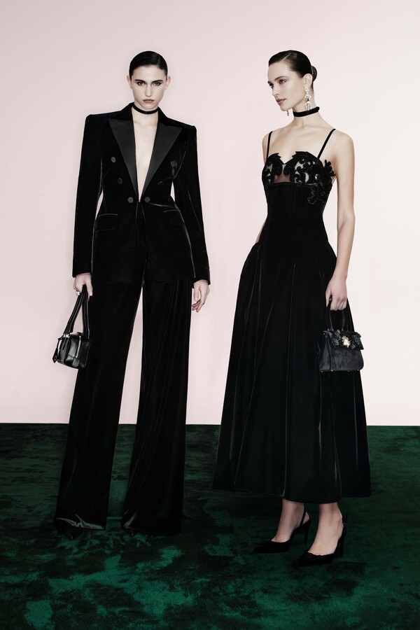 fashiontempoco's tweet photo. Zuhair Murad Pre-Fall 2026: Where Mystery Meets Legend ⚜️
#ZuhairMurad #PreFall2026 #ParisFashion #LuxuryStyle #BelleEpoque https://t.co/7J9JsEaVn0