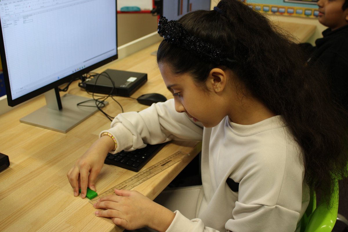 Mrs Harris tweet media