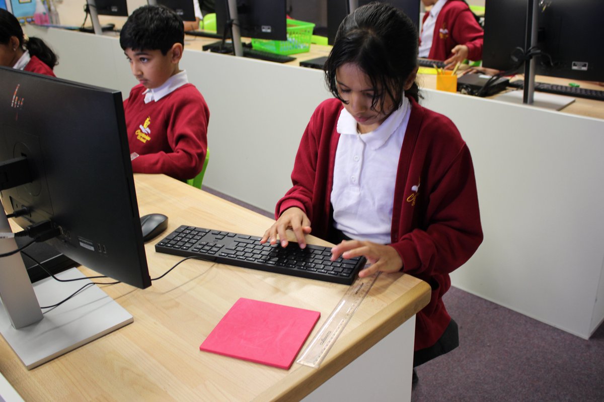 Mrs Harris tweet media