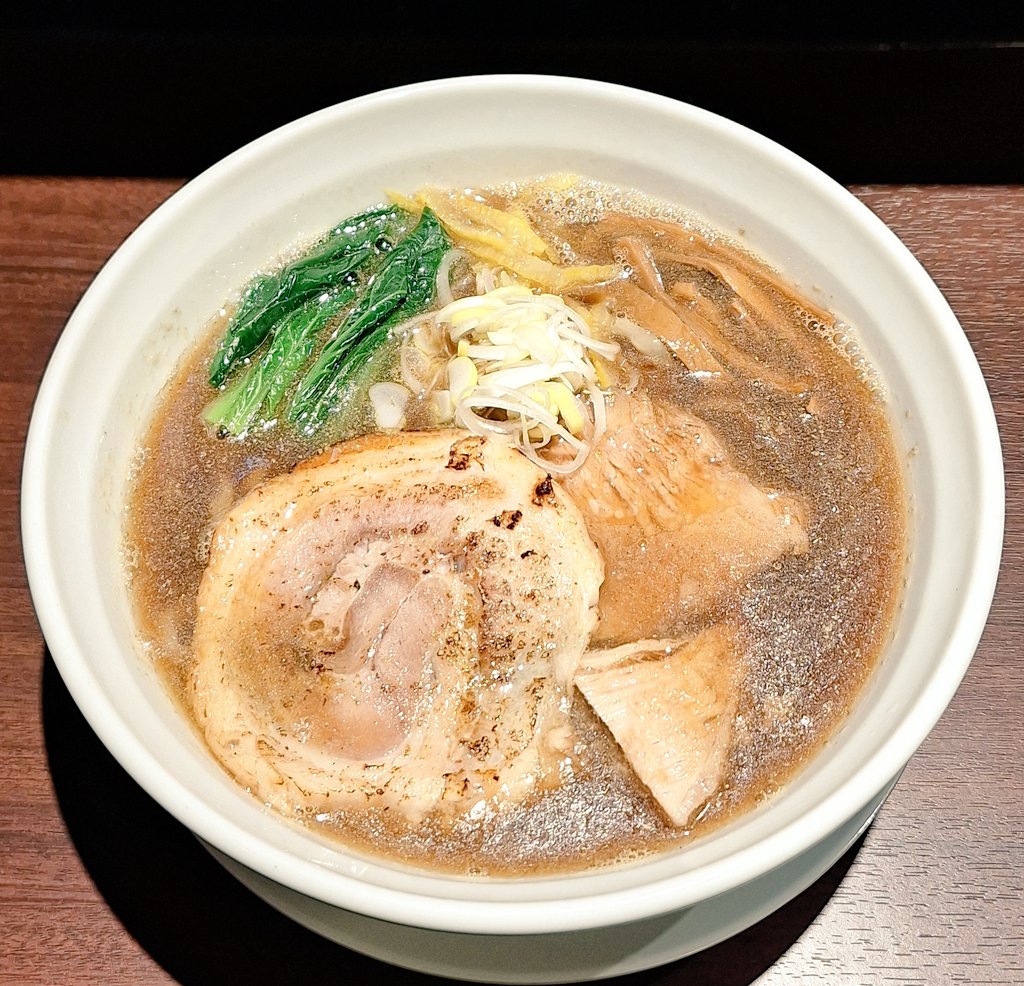 ラーメン 醤油スープ チャーシュー入り ラーメン 醤油スープ チャーシュー入り