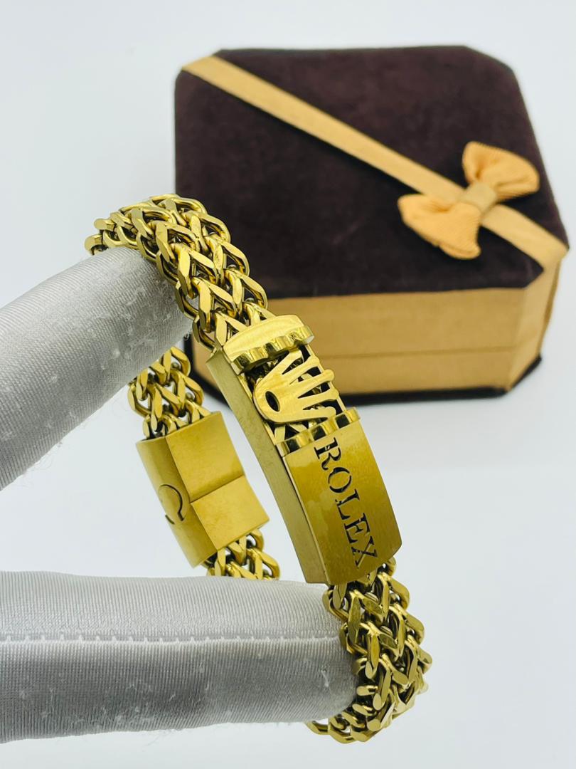 Men gold bracelet is available as seen 🔥🔥

🏷️ 12k

Comes with box