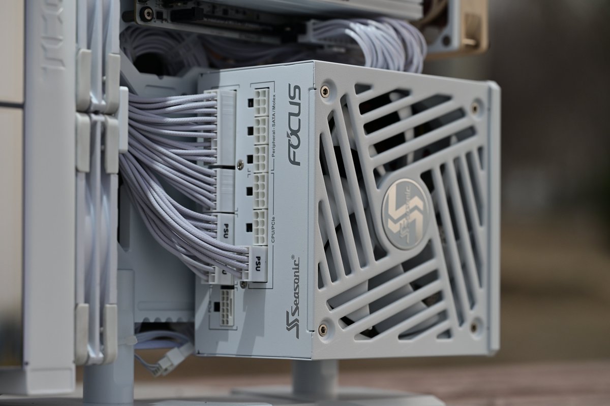 ピュアホワイトのオープンフレーム。
ハードウェアそのものが主役になるデザイン。

Seasonic FOCUS GX-1000 ATX 3.1 を搭載したFutureMach ITX ホワイトビルド。

小さなボディに秘められたのは、妥協のないパフォーマンスと、変わらぬ安定性。
コンパクトだってできる。本気のビルド。

#Seasonic
