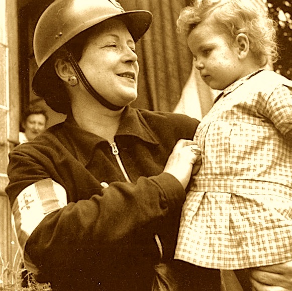Au château de Bénouville, une maternité. Mais au sous-sol et en forêt, pas que des femmes et des enfants... De fait, avec le mur de l'Atlantique tout proche, la directrice en a fait un repaire pour la Résistance. Après-guerre, elle sera maire de la commune. Une force, Léa Vion.