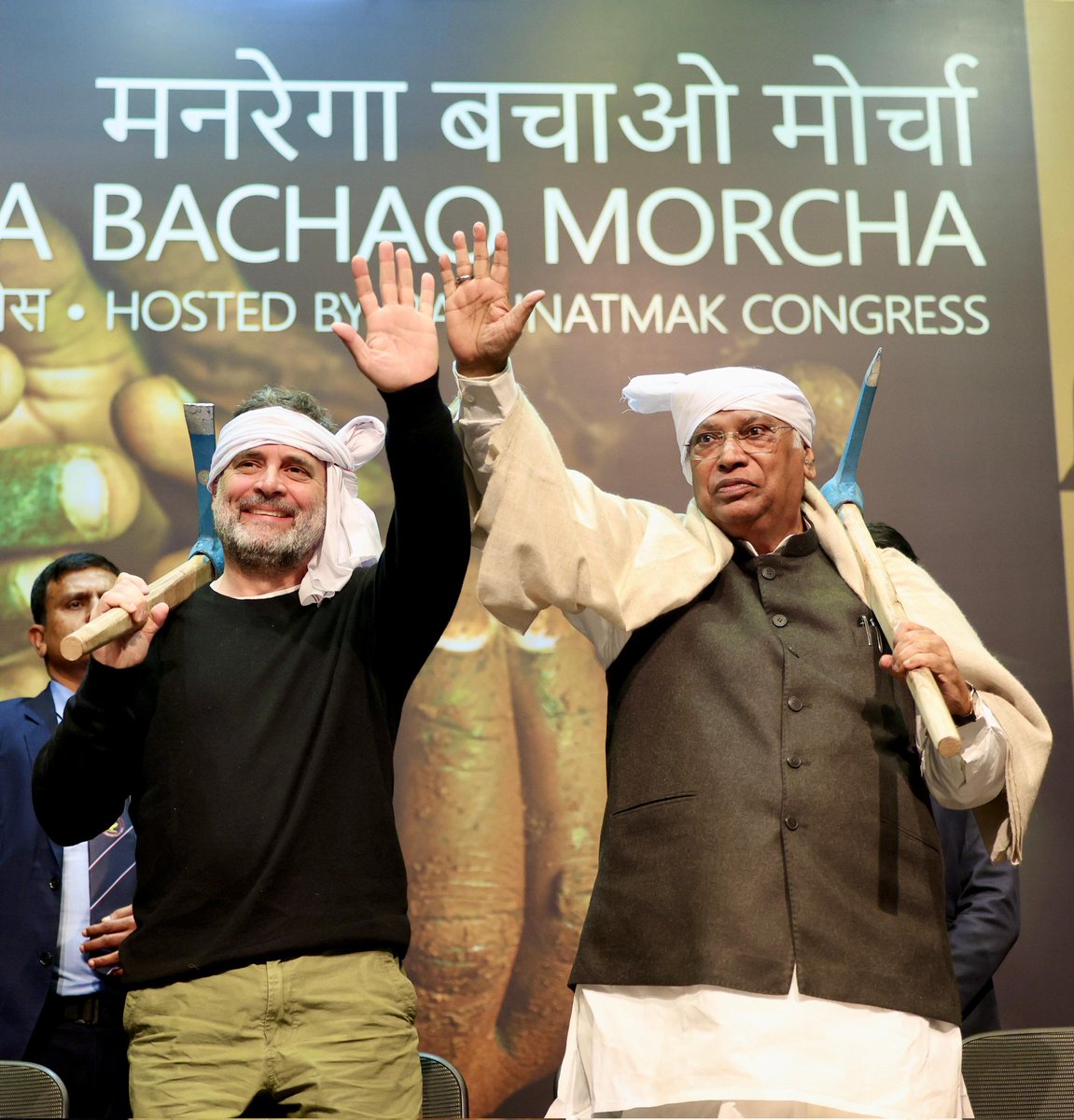 कांग्रेस का हाथ ✋
मजदूरों के साथ ⛏️