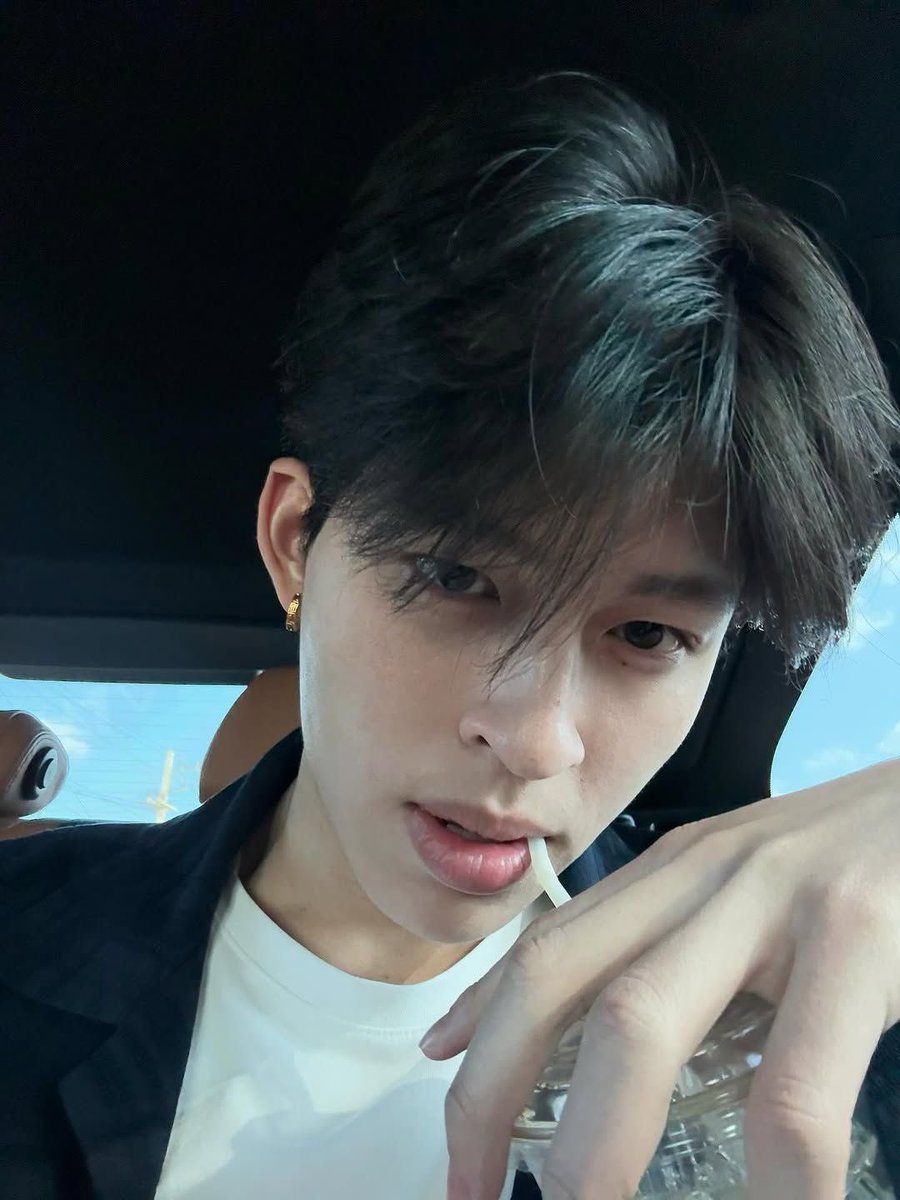 yyppyyp's tweet image. : เดี๋ยวพี่ไปไหว้พระกับเจมก่อนเทอถ่ายเสร็จรึยังครับ
: เสร็จแล้วครับแต่จะไปเที่ยวเล่นกับพี่เตกับพี่เพิ้ดก่อนพี่ไม่บอกก่อนอะว่าจะมา เค้านัดพี่เตกับพี่เพิ้ดไปแล้ว
: เซอร์ไพรสไงครับ
: ไม่เลยสักนิด😾 พี่รอเค้าได้ไหม
:โอเคครับพี่รอได้อยู่แล้ว…