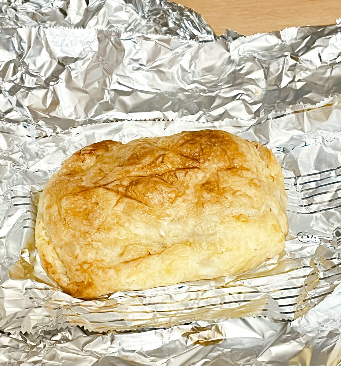 p_pfp5's tweet photo. アップルパイ🍎✨

りんごと砂糖をパイシートで包んで、溶き卵を塗って焼いた！材料少ないのに意外ともったりに美味しくできてびっくりした。。 https://t.co/qXkfwkNxRk