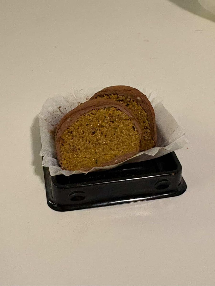 튤카 두쫀쿠 진짜 맛있는데 안에도 촉촉한데 많이 달지도 않은데 가까우면 가져다드리는데 미리 얘기해 주면 줄 안 서고 픽업할 수 있게 따로 빼두는데···