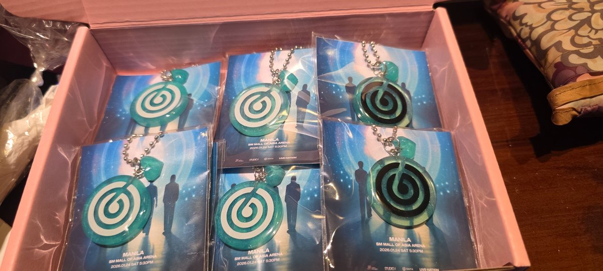 dkskyh_'s tweet image. asked a friend to create a keychain for the decade pero super limited nalang mapapamigay ko 🥹 will be giving away official photocards also if hindi mahiya 😆 see you myday!! #TheDECADEinManila