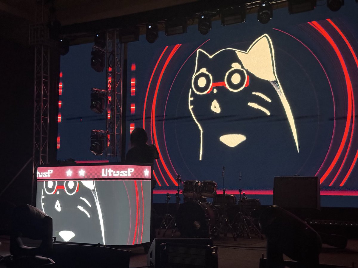 utsupii's tweet image. 曲面LEDが搭載されたDJブースが非常にカッコよかったので、資金がある箱は導入してください