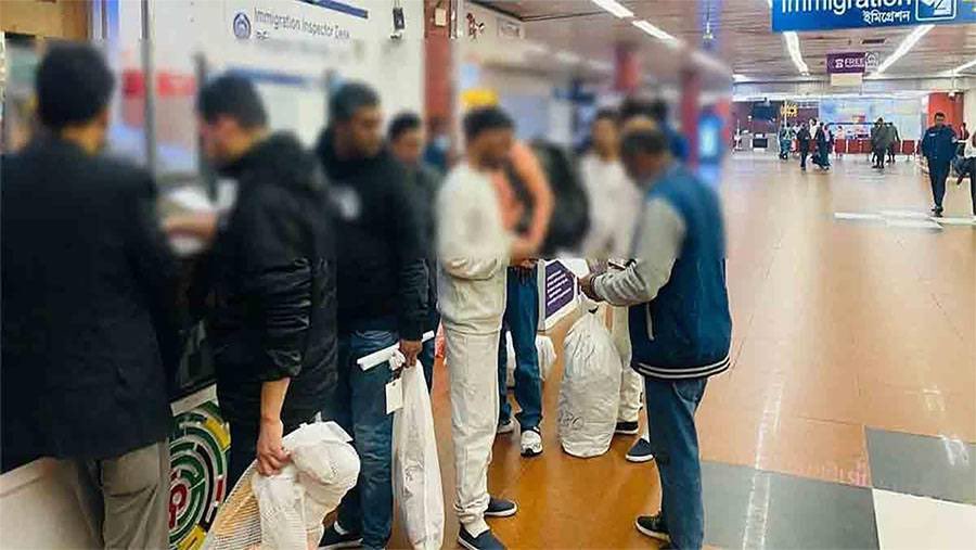 US deports 36 more Bangladeshis, 21 from Noakhali en.bddigest.com/us-deports-36-…