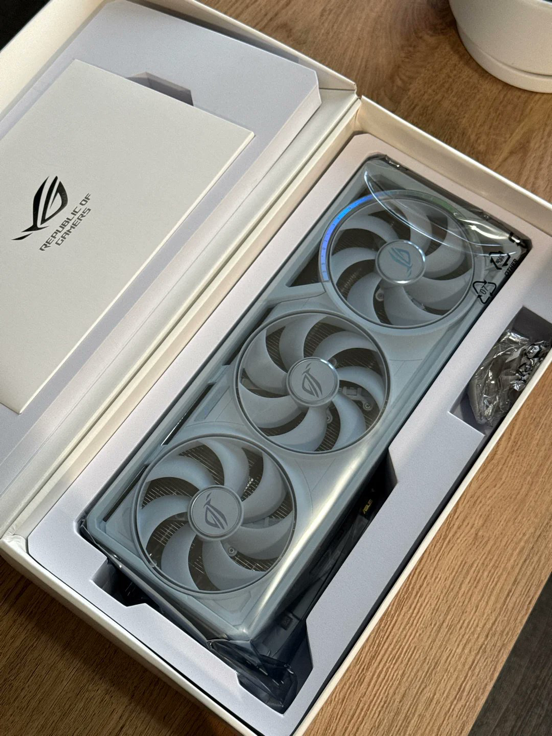 Bir Reddit kullanıcısı Amazon'dan sipariş ettiği ASUS ROG Astral RTX 5080 (Beyaz sürüm) ekran kartını iptal etti, parasının tamamı iade edildi, ancak $1850'lık ekran kartı yine de kapısına geldi.

Amazon'a ulaşıp ürünü iade etmeyi veya parasını ödemeyi teklif ettiğinde, şirket