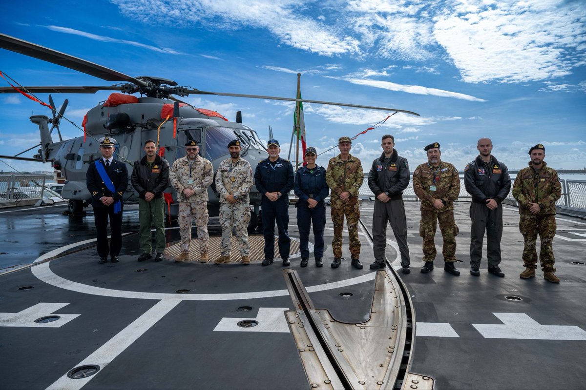 ItalianNavy's tweet image. Il C.A. Paolo Fantoni e lo staff italiano dell’#OperazioneAtalanta in attività a #Rota, hanno fatto visita a #naveAlpino ormeggiata nella base navale del porto spagnolo prima del suo deployment nell’Oceano Atlantico dove raggiungerà il gruppo portaerei G. W. Bush della @USNavy